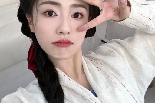 75岁的刘晓庆与网红王婆同台全程冷脸少互动被质疑是耍大牌！