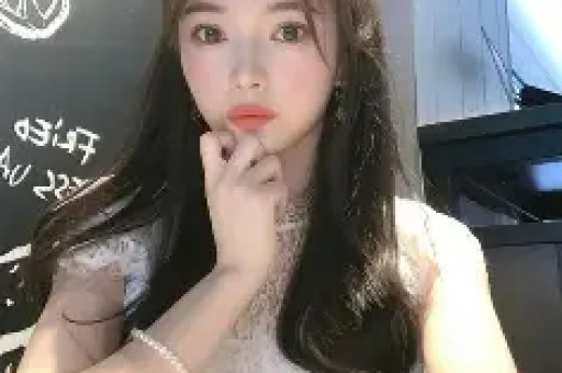 女星超大牌排场惹热议与男助理亲密举动引全网吵翻